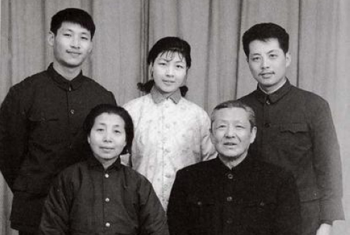 1975ꖣ(x)لcRԼR򣨺УȃŮ
